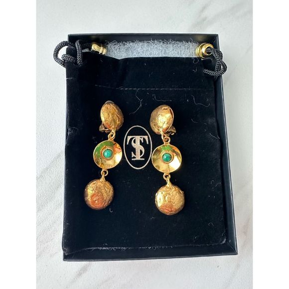 SYLVIA TOLEDANO
Wo Dancing Curve 22k Goldplated & Malachite Triple-Drop Clip-On - Picture 2 of 3